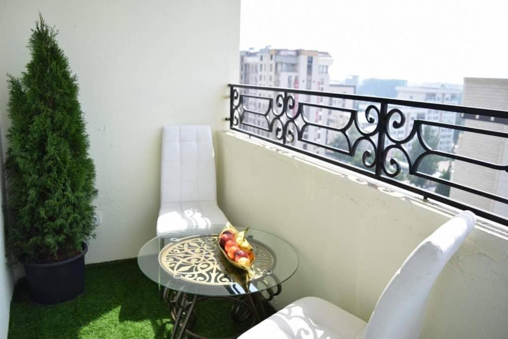 Sunny Apartment With Mountain View Бишкек Екстериор снимка