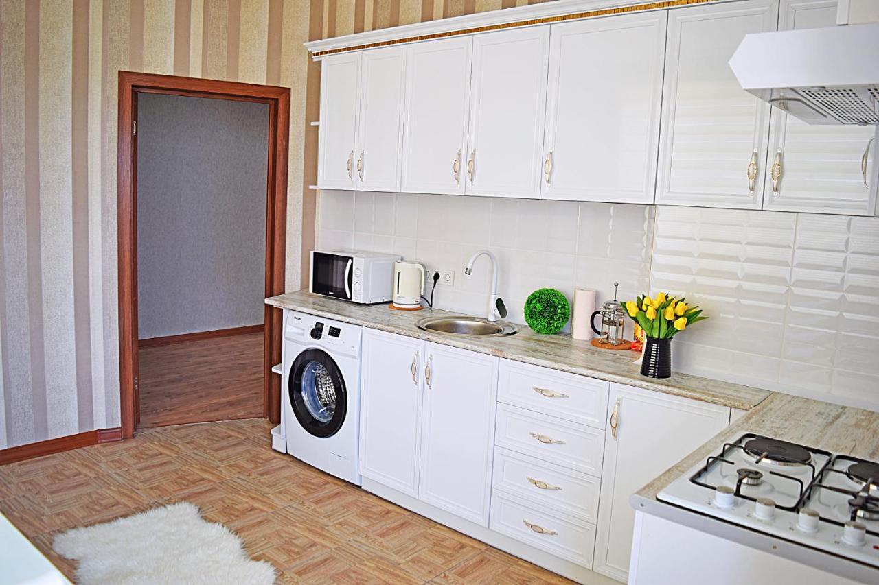 Sunny Apartment With Mountain View Бишкек Екстериор снимка